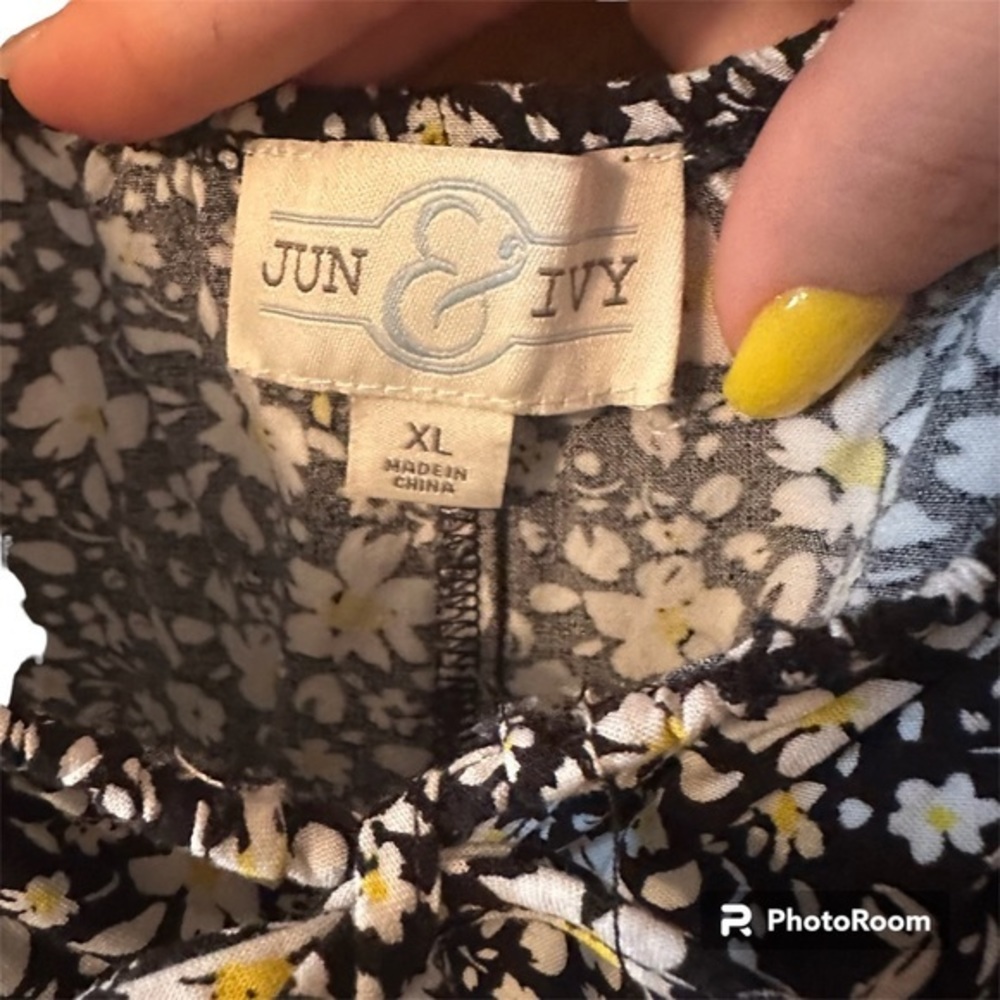 Jun & Ivy Top, Size XL, daisy floral print, cute with ruching‎ details - Picture 5 of 5